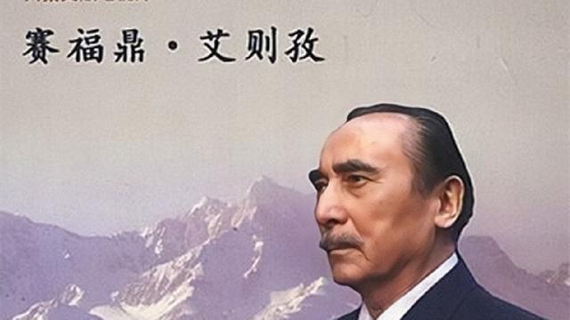 开国大典上，毛主席的身后站着一位头戴黑帽的男子，此人是谁？