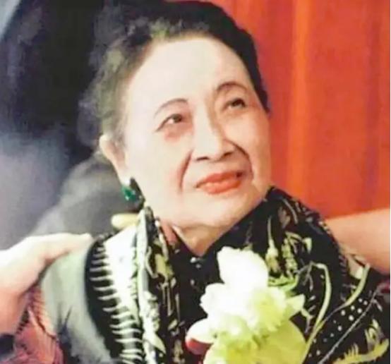 蒋介石逝世后，宋美龄远走美国，她晚年靠什么维持奢华的生活？