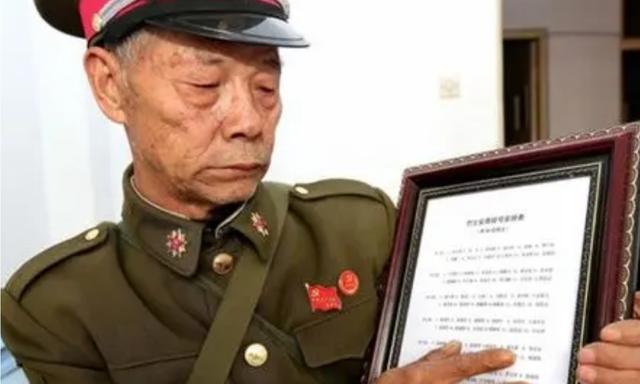 2007年江西老兵给战友扫墓，意外发现自己的墓碑，领导高度重视