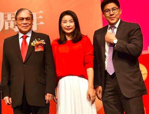 香港感染超40万人，霍启刚郭晶晶上街当志愿者，却被批评是在作秀
