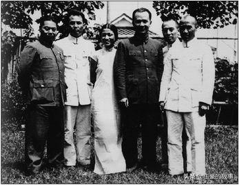 「罕见」周恩来和十大元帅的同框照，张张珍贵，尽显功勋风采