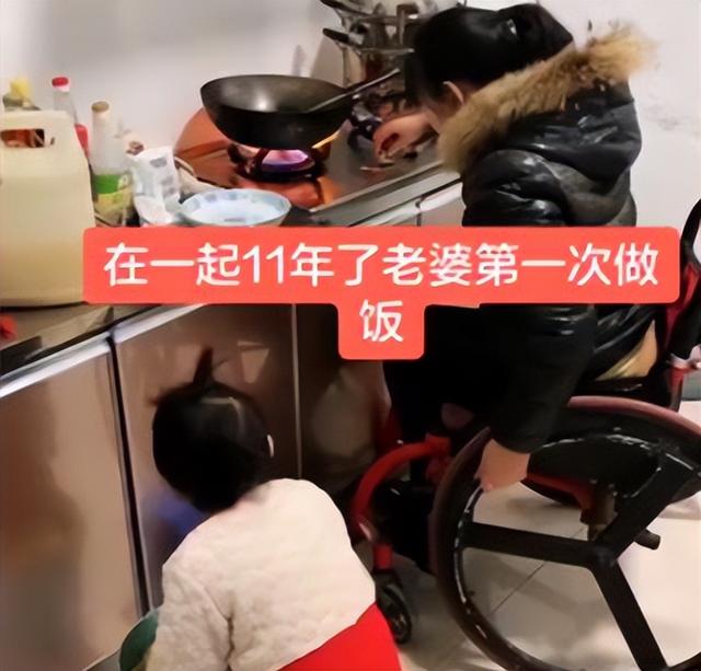 2009年女子翻墙摔截瘫，男友租5平房子照顾，连续四年背她爬泰山