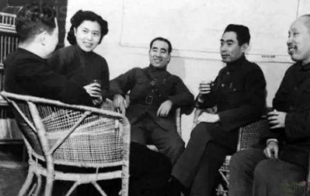 1983年乔冠华去世，临终前希望与妻子死后合葬，章含之为何拒绝？