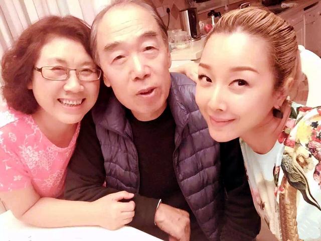 50岁孙悦晒出生时老屋，被儿子吐槽像鬼屋，17年前嫁身家10亿富商