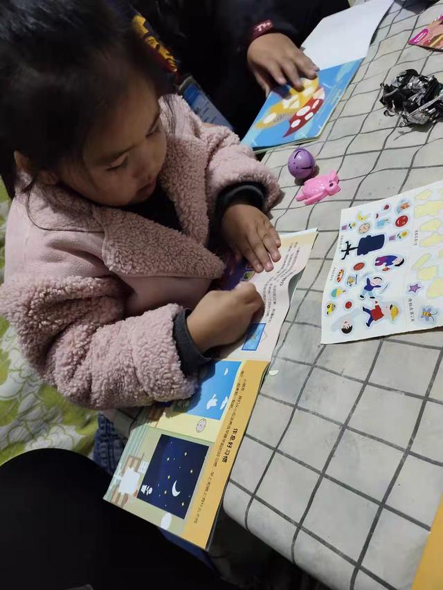 退休老教授全心带娃却被媳妇说不负责，娃上幼儿园显露超强专注力