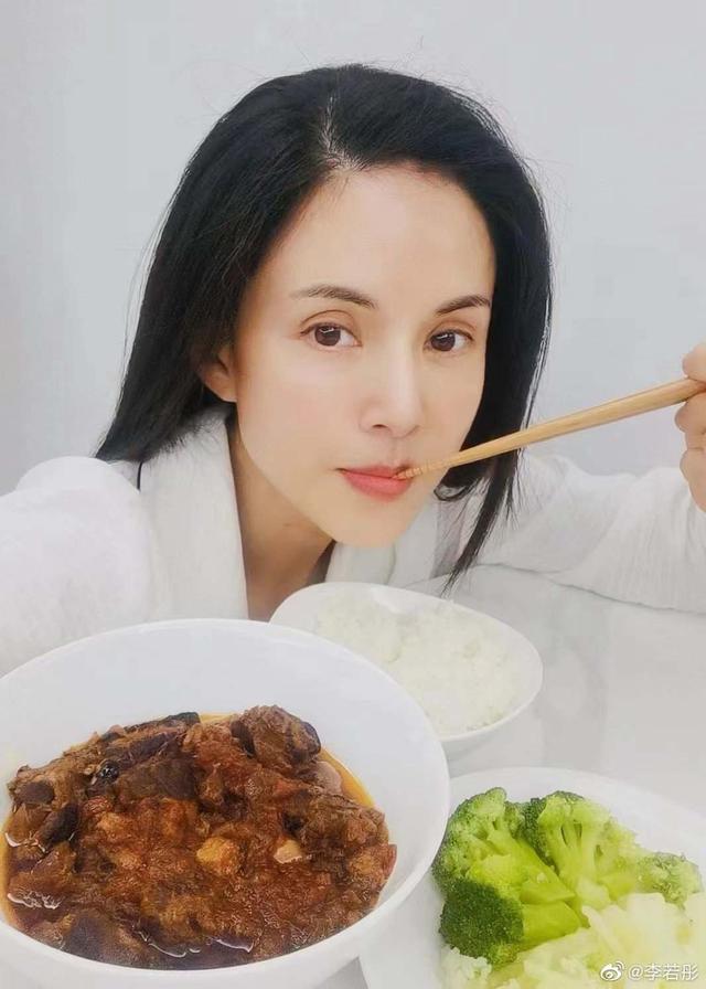 母女隔空互动！55岁李若彤直播间连线母亲，被指继承对方美貌