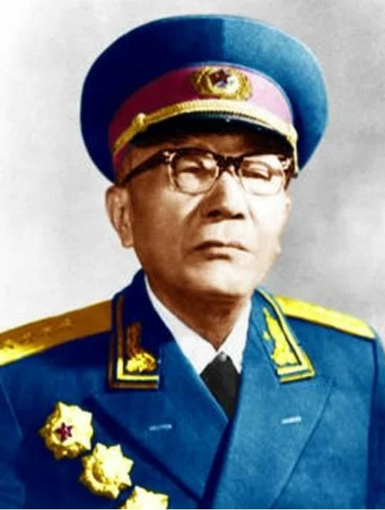 老农在大街上闲聊，突然被人专机接去北京，衣服还没换成了大将军