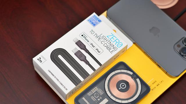 透明磁吸、15W无线快充：这款苹果手机MagSafe无线充电宝超有格调