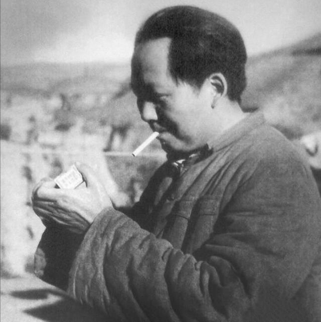 前有黄河，后有敌军，周总理坐立难安，毛主席冷静说道：拿烟来