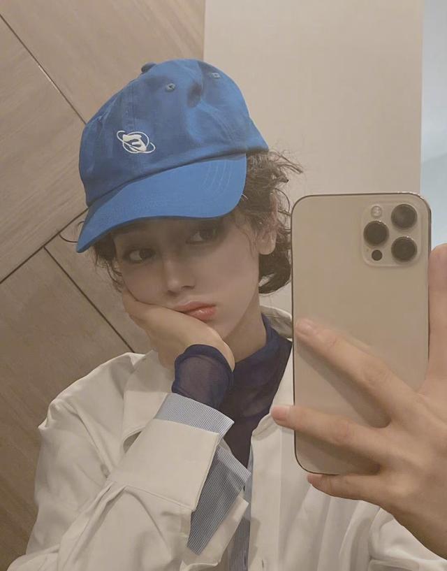 迪丽热巴看着好精致,穿白衬衫戴棒球帽,随便一穿却