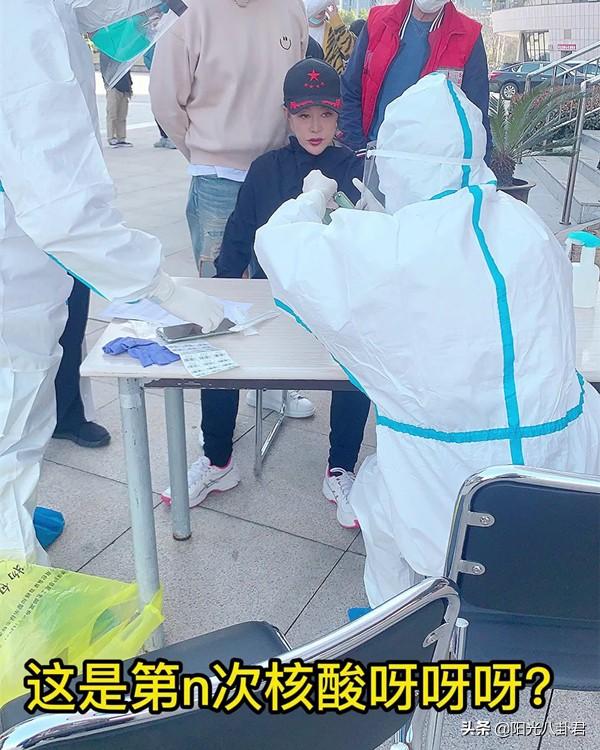 69岁刘晓庆做核酸检测狂卖萌，化浓妆开十级美颜，面容僵硬好吓人