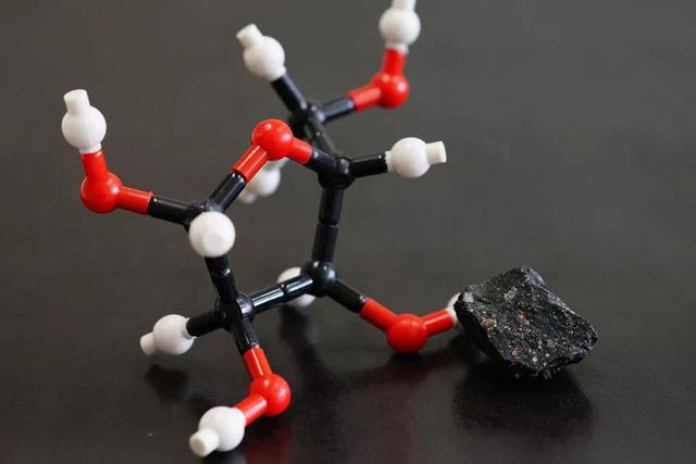 我们来自外星吗？陨石中首次发现核酸主要成分嘧啶碱基