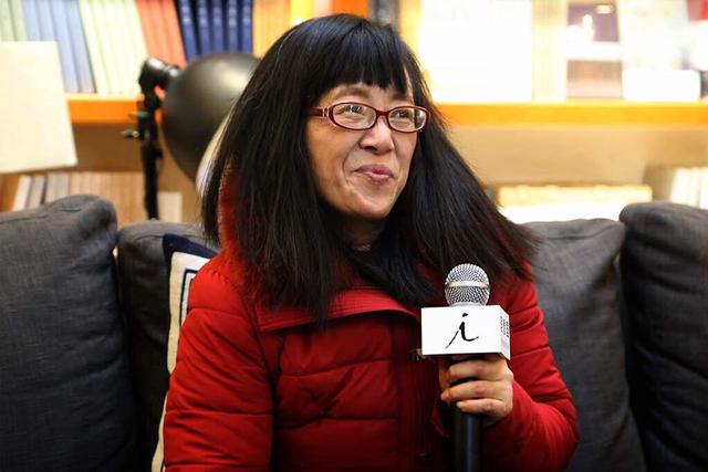 带着残疾嫁人的余秀华，婚后生子还被嫌弃，成名后给钱给房要离婚