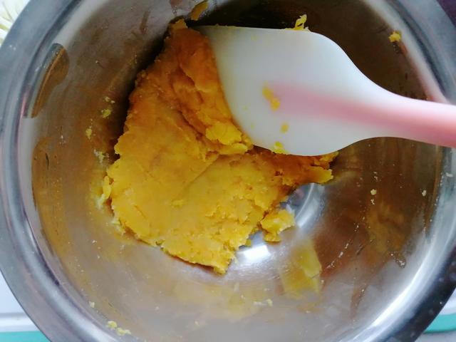 宝宝爱吃的辅食——红薯奶酪饼