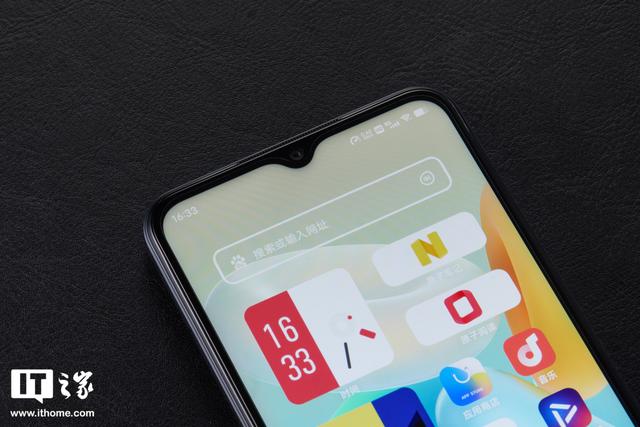 「IT之家开箱」vivo Y33s 5G 手机图赏：清蓝微光，经典深邃