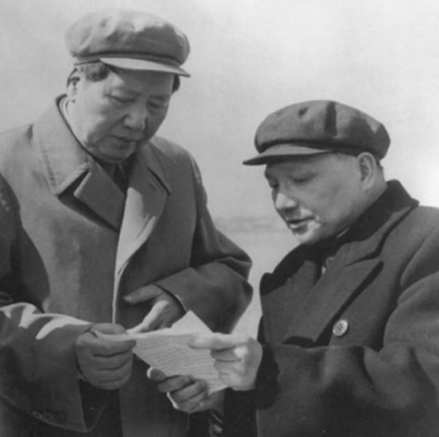 80年记者问邓小平：天安门毛主席像是否永远保留？邓小平如何作答