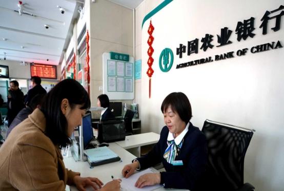 为何银行前台的人，都是小年轻？四五十岁老员工都去哪了？