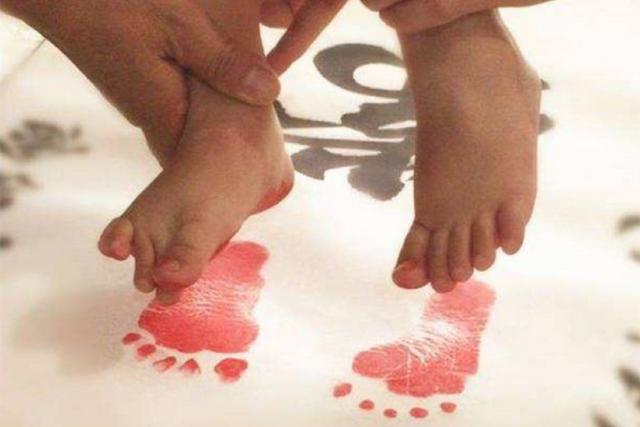 医院为何留新生儿的脚印而非手印？医生不说，父母也要心里有数