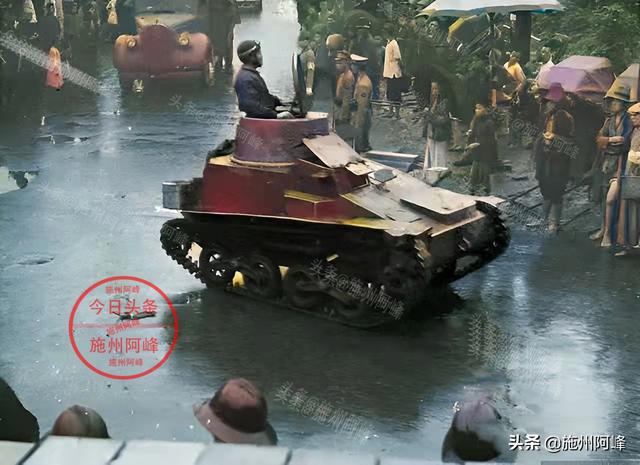 老照片：得到特殊礼物的希特勒，向苏联发射炮弹的意大利士兵