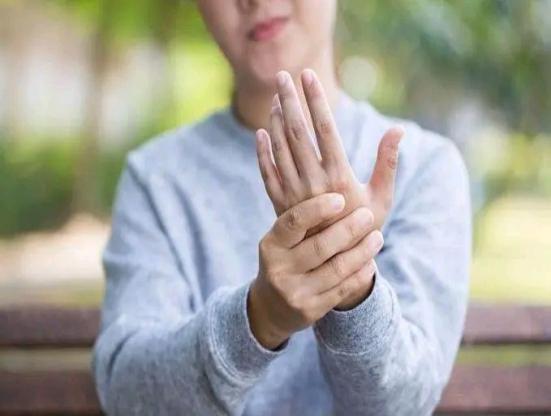经常“手麻”是怎么回事？提醒：多半和8个原因有关，快看看