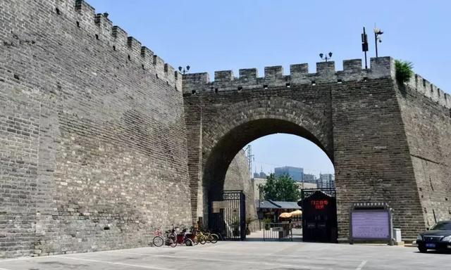 郭沫若坚持拆掉北京古城墙，林徽因反对撂狠话，多年后完全说中