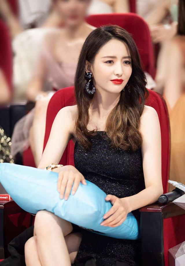 佟丽娅陈思诚罕见同框，两人互动动作行为太自然，不像离婚
