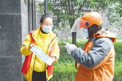加强对七类重点群体核酸检测 开设绿色通道实施错峰检测提前预约“郑州速度”里有精度更有温度