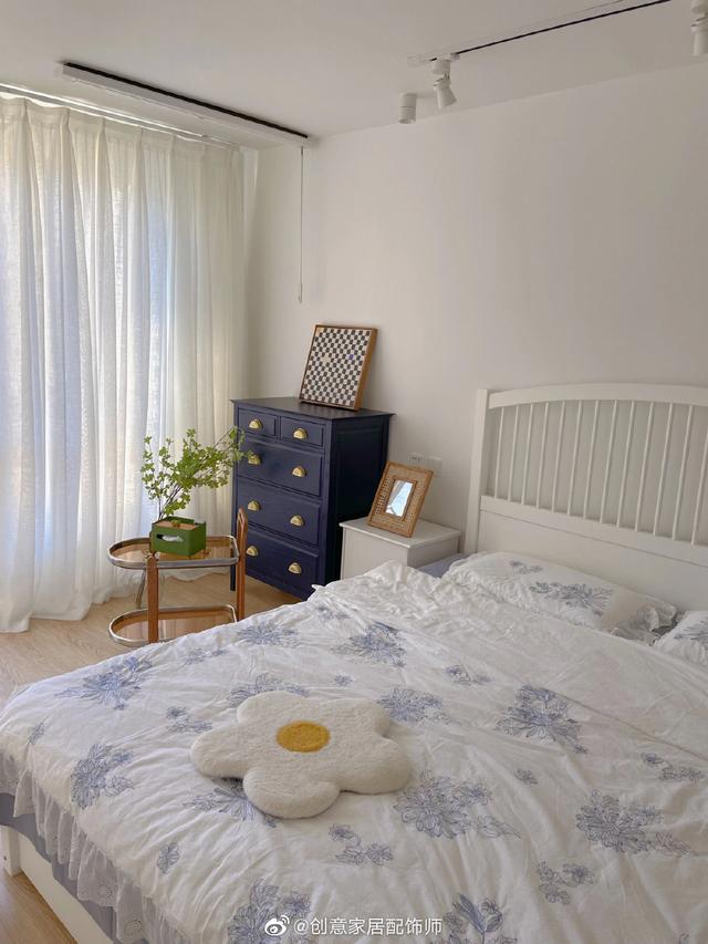 没有比这还简单的家了吧？空无一物，孩子们的玩乐天堂