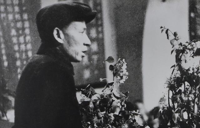 1961年，刘少奇参观毛泽东故居，盯着门匾说：这个字不妥