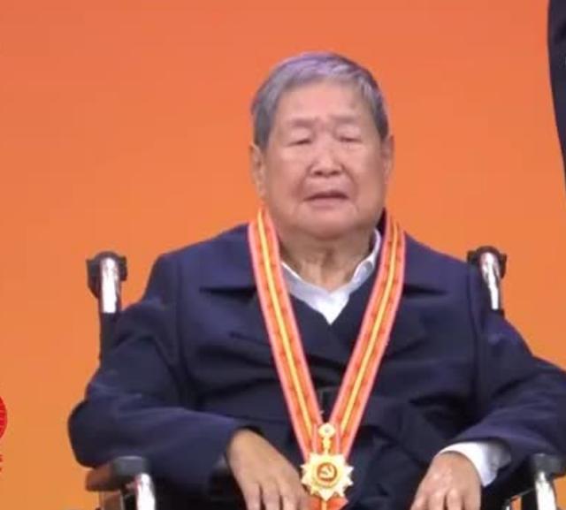 14岁小姑娘竟拒绝了毛主席开国大典的邀请，毛主席：再邀请一次