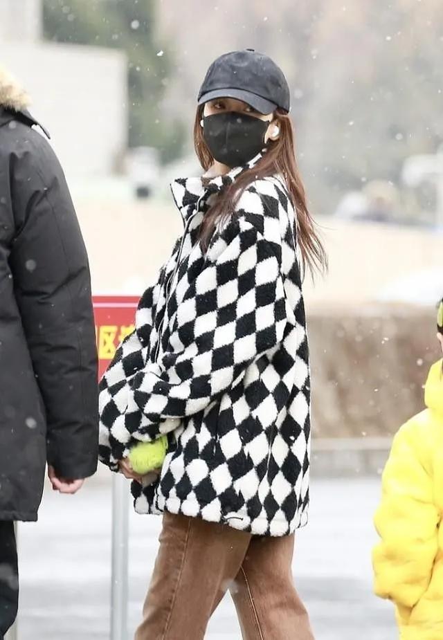 春晚明星私服：秦海璐外套过万，孙怡外衣三百块，却背四万的包