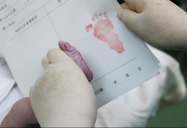 医院为什么要给新生儿留脚印呢？或许医生不告诉，但你要知道