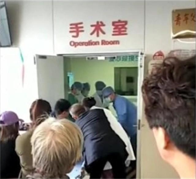 2019年67岁老太坚持产女：退休金足够养活，随后却带孩子直播带货
