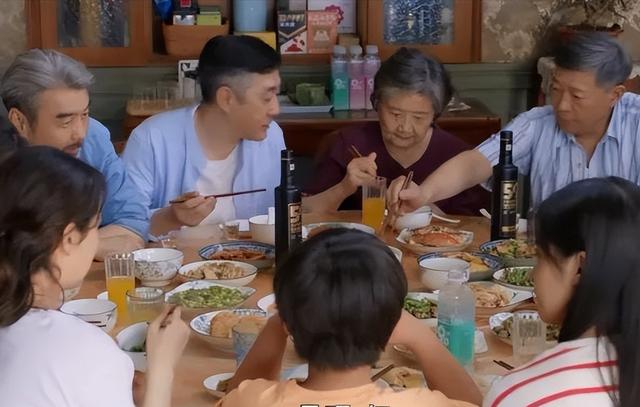 《心居》中的顾家父亲，是这部剧的亮点和润滑剂，让人可敬又心疼