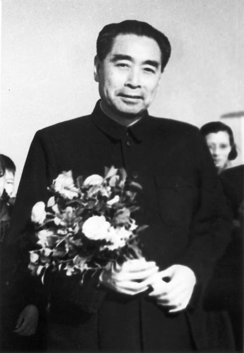 1958年周恩来访问朝鲜，一位朝鲜大妈远道而来，送给总理几副银器