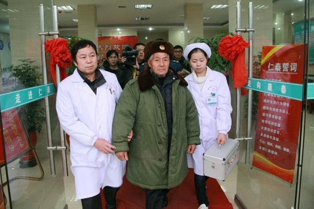 毛主席警卫员隐居深山54年，给女儿看病无意“泄密”，惊动县领导