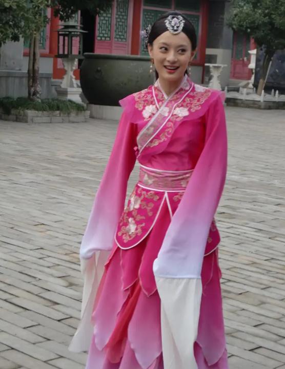 张晓龙再现惊鸿舞，路边随拿纸巾做道具，还是当年的“温太医”