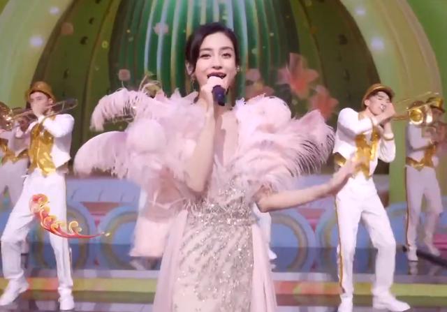 杨幂春晚造型(杨幂春晚造型惊艳四座)