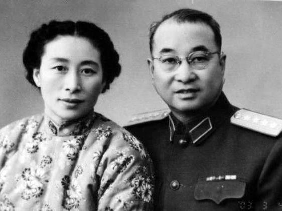 2010年，陈赓子女要求将父亲陵墓迁出八宝山，中央批示：同意