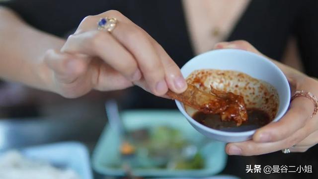 5元一個泰國脆皮炸雞，咬一口咔咔爆汁，大口吃肉超過瘾