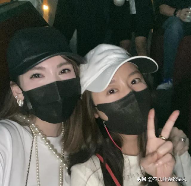 当明星与前任重逢，有人尴尬，有人偷看，还有人哭了