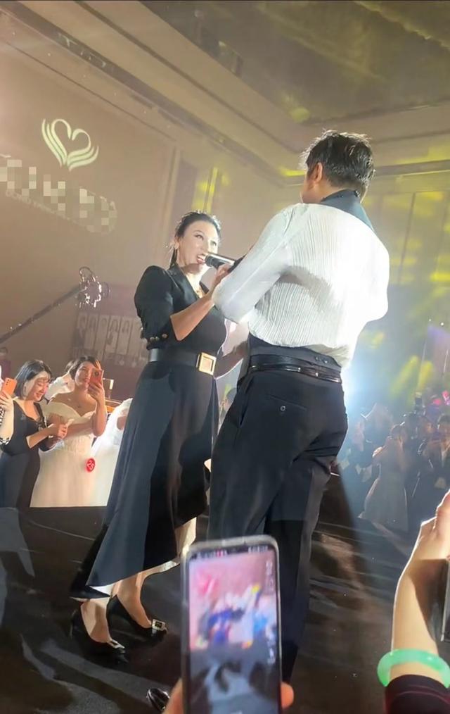 52岁毛宁商演捞金，搂富婆深情对唱，互动卖力被质疑整容