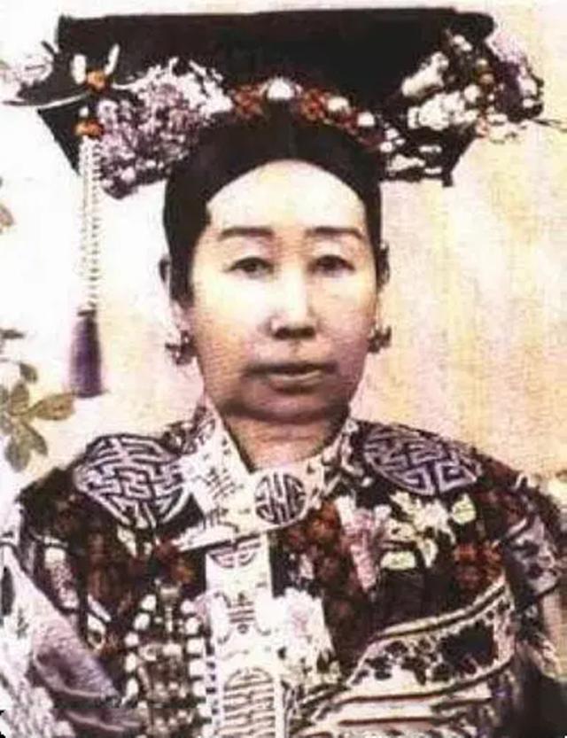 1983年12月，慈禧内棺清理小组成立，专家在棺材里发现了什么？