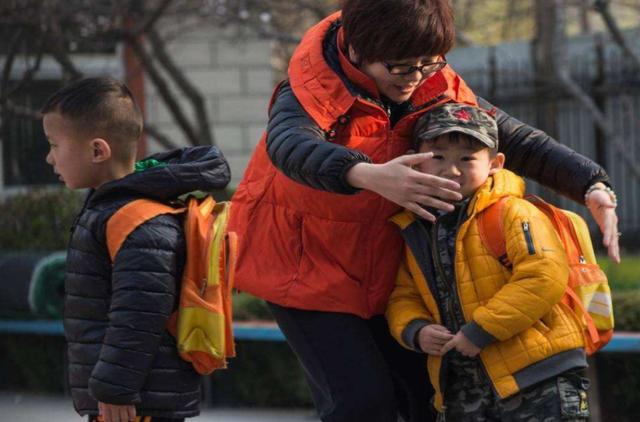 你还在拼三胎吗？多地幼儿园“一孩难求”，背后的原因很现实