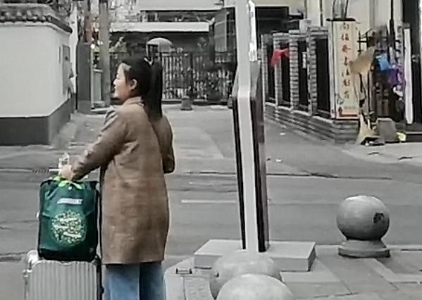 2019年四川女子包中被翻出“白粉”，入狱两个月后，弟弟千里营救