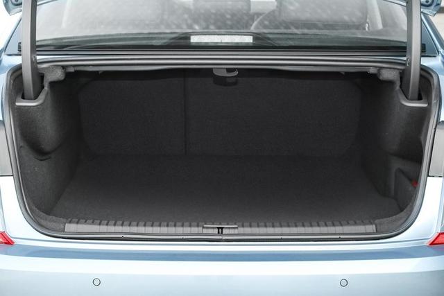 纯电续航63公里，起步22.99万元还挂绿牌，帕萨特PHEV怎么样？