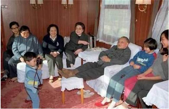邓小平退休后享天伦之乐，临终前4天家人致信中央，提出五个要求