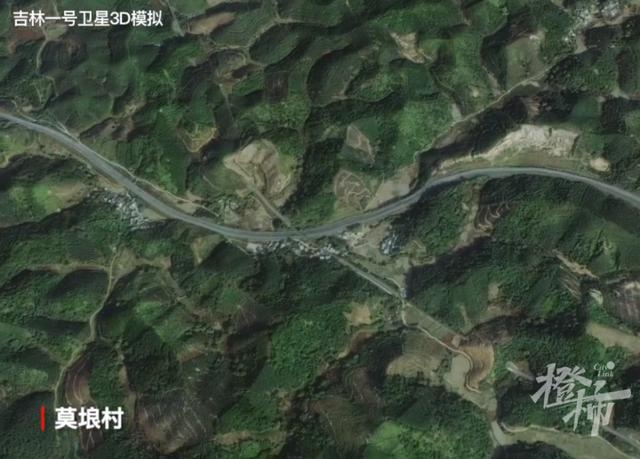 搜救现场最新画面：飞机残骸抛洒面积巨大，竹林被砸得面目全非