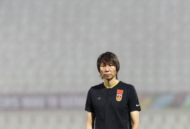 国足1-3惨败越南！董路：吹捧归化，对李铁带队不屑，你们的脸呢
