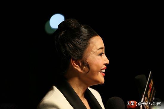 69岁刘晓庆做核酸检测狂卖萌，化浓妆开十级美颜，面容僵硬好吓人